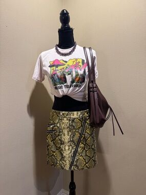 MTV light pink t-shirt